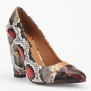 New Deena & Ozzy snakeskin Pumps. Size 8
